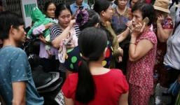 Nhiều người nghèo khóc như mưa vì mất hết tiền và giấy tờ sau vụ hỏa hoạn trước cổng BV Nhi Trung Ương