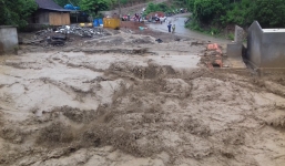 Nghệ An: Lũ quét trong đêm, học sinh hoảng loạn bỏ chạy