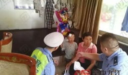 Cậu bé 4 tuổi bị bỏ bên đường, trong tay cầm giấy ly hôn của bố mẹ nhưng phản ứng của người mẹ khiến ai cũng phẫn nộ