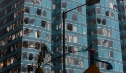 24h qua ảnh: Cửa kính cao ốc Hong Kong vỡ vụn sau “vua bão” Mangkhut