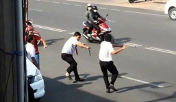 Tranh giành khách, tài xế xe ôm gọi người đánh gục đồng nghiệp trước bệnh viện ở Sài Gòn