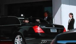 Sau cái ôm nồng ấm, ông Kim và ông Moon cùng ngồi chung xe mui trần về nhà khách chính phủ