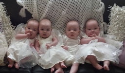 Bất chấp lời khuyên của bác sĩ chỉ nên giữ lại 2/4 thai, bà mẹ mang thai tư đã đón nhận điều kì diệu ngoài mong đợi