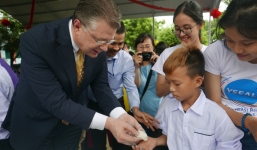 Đại sứ Mỹ đeo mặt nạ múa lân, 'toát mồ hôi' học làm bánh Trung thu