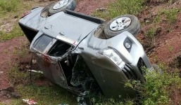 Tai nạn nghiêm trọng, lật xe bán tải, 4 người thương vong