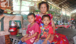 Mẹ bỏ đi lấy chồng, hai đứa trẻ 4 và 7 tuổi không được đi học, phải vào viện chăm cha bệnh tật