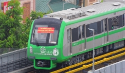 Ảnh: 4 đoàn tàu đường sắt trên cao bất ngờ di chuyển trong mưa trước ngày chạy thử