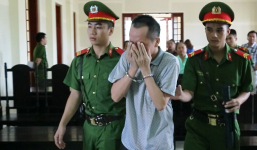 Thầy giáo ôm mặt khóc nức nở sau khi nghe tòa tuyên án
