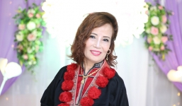 Cô dâu 61 tuổi rạng rỡ trong trang phục truyền thống trước ngày cưới