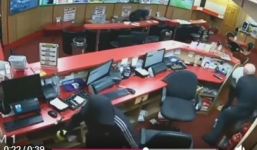 Clip: Cụ ông 85 tuổi tay không đánh đuổi cướp có vũ khí chạy tán loạn