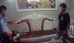 Người phụ nữ điên cuồng gào thét đòi nhảy lầu tự tử, hàng chục cảnh sát gắng sức ngăn cản rồi sự thật khiến họ 'không thốt nên lời'