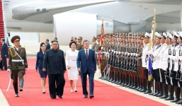 Tại sao bộ váy màu xanh thẫm của Đệ nhất phu nhân Ri Sol-ju khiến nhiều người bất ngờ?