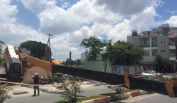 Xe cần cẩu đổ sập trên đại lộ Phạm Văn Đồng, nhiều người thoát chết