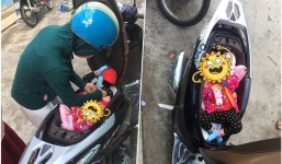 Hình ảnh 'chị gái đặt con nhỏ vào cốp xe máy để thay tã bên lề đường' khiến dân mạng thi nhau đồn đoán đủ điều
