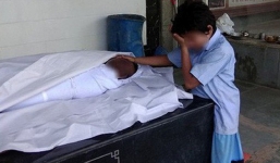 Ấn Độ: Hình ảnh bé trai khóc nức nở bên thi thể bố lan truyền mạnh, cộng đồng hảo tâm quyên góp hơn 10 tỷ đồng chỉ trong 1 ngày