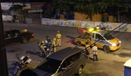 Bị truy đuổi, tài xế ô tô ép ngã CSGT rồi nhảy lầu