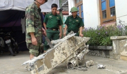 Ngư dân kéo được vật thể lạ trên biển Quảng Bình nghi của máy bay rơi