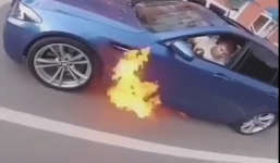 Clip: Nam thanh niên liều lĩnh lái xe cháy ngùn ngụt ở tốc độ cao