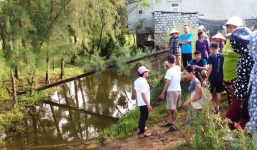 Bé 17 tháng tuổi chết đuổi, gia đình mang đến phường 'bắt đền'