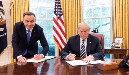 Bức ảnh gây tranh cãi giữa Tổng thống Trump và Tổng thống Ba Lan