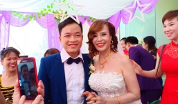 Cô dâu 61 tuổi vòng vàng trĩu cổ theo chàng về dinh