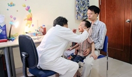 Gắp ốc xe đạp mắc kẹt trong mũi khiến bé trai 3 tuổi ở Hà Tĩnh khó thở suốt 1 tuần