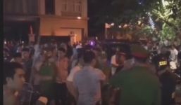 Clip hàng chục thanh niên cầm hung khí hỗn chiến và cái kết bất ngờ