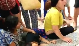 Người thân mang thi thể bé trai lên phường 'bắt đền'