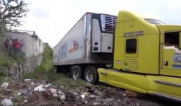 Xe container chở 157 thi thể bị bỏ ở khu dân cư