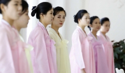 Dàn nữ nhân viên xinh đẹp hút hồn tất bật chuẩn bị tiệc tối cho 2 nhà lãnh đạo liên Triều