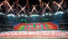 TT Moon Jae-in thưởng thức màn đồng diễn nghệ thuật độc đáo hiếm thấy tại Triều Tiên