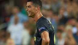 Ronaldo vừa đi vừa khóc tức tưởi vì bị trọng tài đuổi khỏi sân