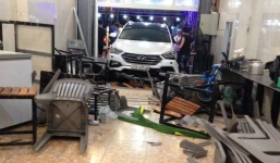 Hà Tĩnh: Ô tô lao vào quán nhậu, tông 9 người bị nhập viện