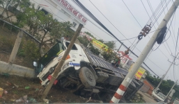 Tránh xe máy băng ẩu, 2 xe tải lật ngang