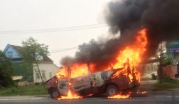 Xe 16 chỗ bốc cháy dữ dội khi mang về sửa sau tai nạn giao thông