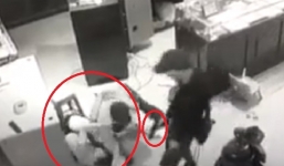 Clip: Vợ chủ tiệm vàng Sơn La giằng co với nhóm cướp