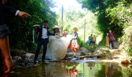 Cảnh cô dâu 61 tuổi băng rừng, lội suối, đi bộ gần 2km về nhà chồng ở Cao Bằng