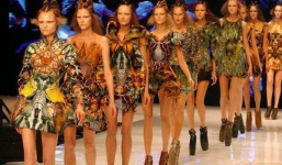 Nghề người mẫu tại Mỹ: Phải ăn bông gòn để ngày càng gầy hơn, bị bắt làm việc tới khuya, tuổi nghề ngắn ngủi, thu nhập ít ỏi