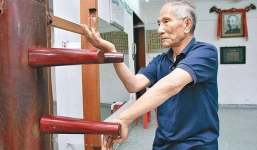 Con trai Diệp Vấn thi triển Vịnh Xuân Quyền ở tuổi 95 khiến giới võ lâm “bái phục”