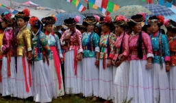 Bộ tộc kỳ lạ: Con gái được mẹ “bật đèn xanh”, thoải mái qua đêm cùng bạn trai