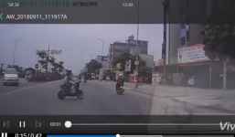 Clip tài xế đánh lái xuất thần tránh xe đạp điện