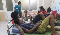 Hình ảnh 2 ông chồng chẳng hề quen biết mà trở nên thân thiết, nằm gối lên tay nhau khi đưa vợ đi đẻ khiến dân mạng bật cười