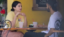 Mặc kệ Justin cưới hỏi, Selena rạng rỡ đi ăn cùng trai lạ và còn nhìn nhau đầy tình tứ