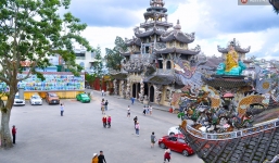 Chuyện về những người đi nhặt ve chai để xây nên ngôi chùa khảm miếng lớn nhất Đà Lạt