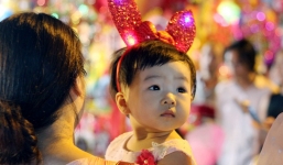 Ảnh: Một ngày trước rằm tháng 8, người dân đổ xô lên phố Hàng Mã vui chơi Trung thu