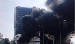 Trung tâm thương mại cao nhất thành phố Yên Bái bốc cháy, khói đen cao hàng chục mét