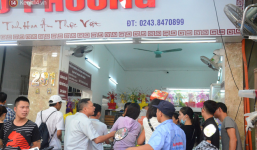 Chùm ảnh: Người Hà Nội xếp hàng dài chờ mua bánh Trung Thu Bảo Phương, đường phố tắc nghẽn