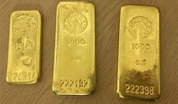 Mua tủ bếp cũ,  bất ngờ tìm được 3 thanh vàng giấu kín không ai biết