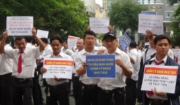 Hàng trăm tài xế mang biểu ngữ đến dự phiên tòa Vinasun kiện Grab