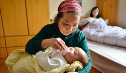 Mẹ bỉm sữa cấm bà nội hôn cháu vì hôi miệng, kẻ chê nàng dâu ghê gớm, người lại ủng hộ vì lý do này